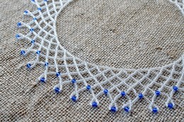 Gy�ngy nyak�k, pityeg� gal�ris, Mez�k�vesd